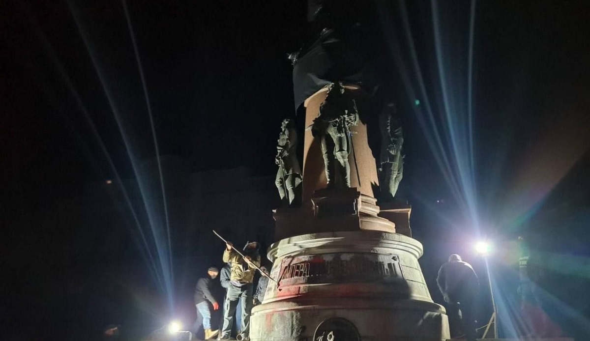 Демонтаж пам’ятника «Засновникам Одеси». Фото: Кирило Тимошенко