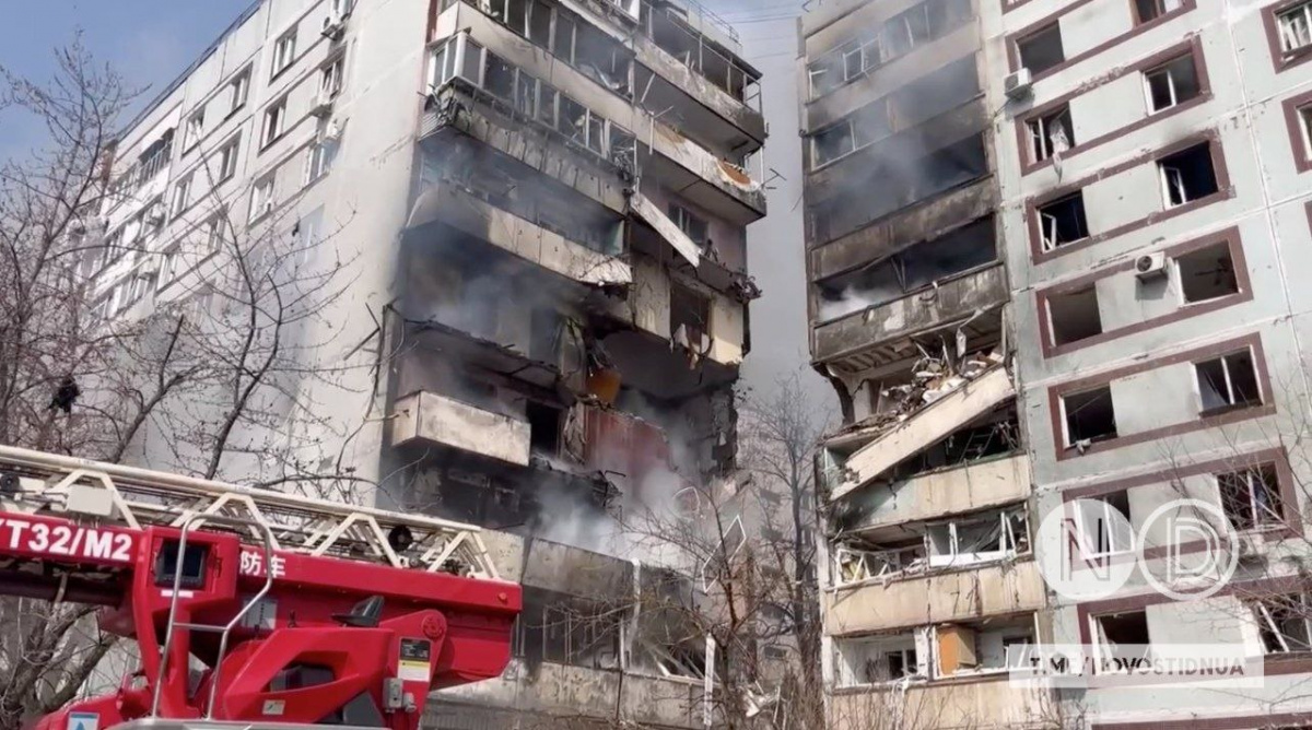 Последствия удара по дому в Запорожье. Фото: Новости Донбасса