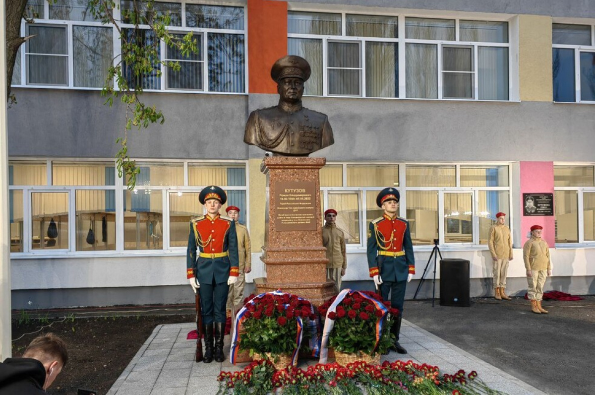 Пам'ятник російському генералу Роману Кутузову у Маріуполі. Фото: соцмережі