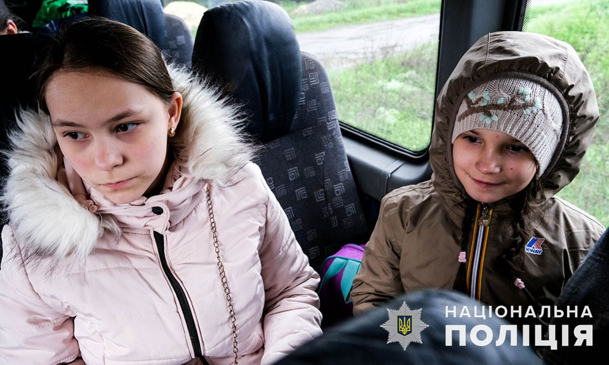 Поліцейські евакуювали з Красногорівки Донецька ще п'ятьох дітей