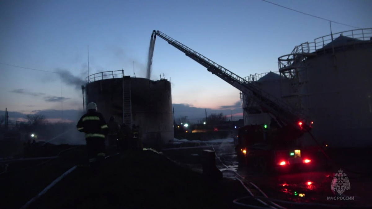 В Ровеньках Луганской области горела нефтебаза. Фото: «МЧС ЛНР».