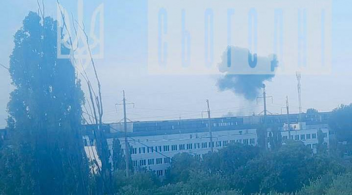 Стовп диму після вибухів у Бердянську. Фото: Бердянськ Сьогодні / Telegram