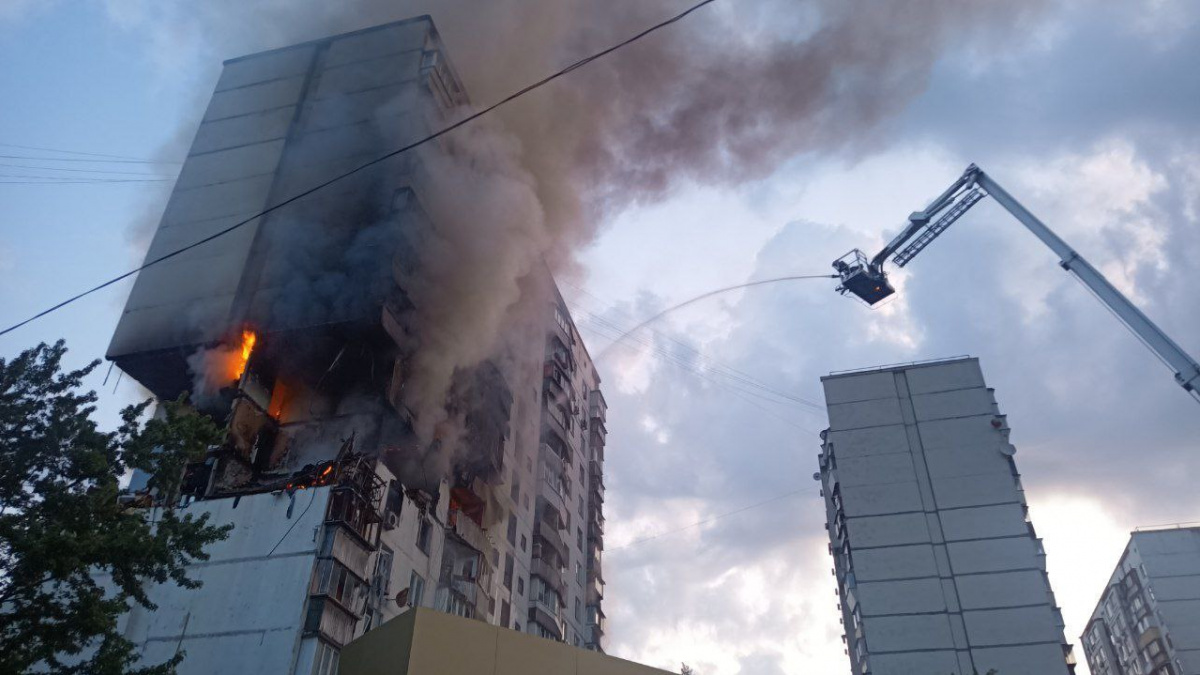 Будинок горить після вибуху у Києві. Фото: ДСНС
