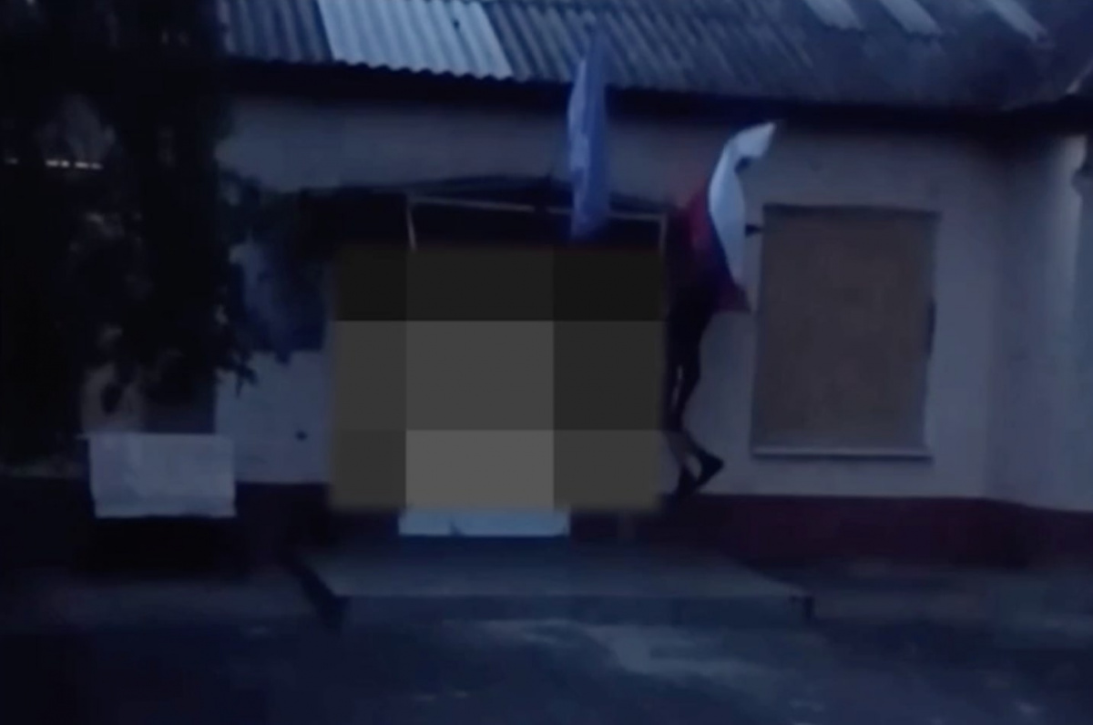 Підлітки зірвали прапори у Донецьку. Скріншот