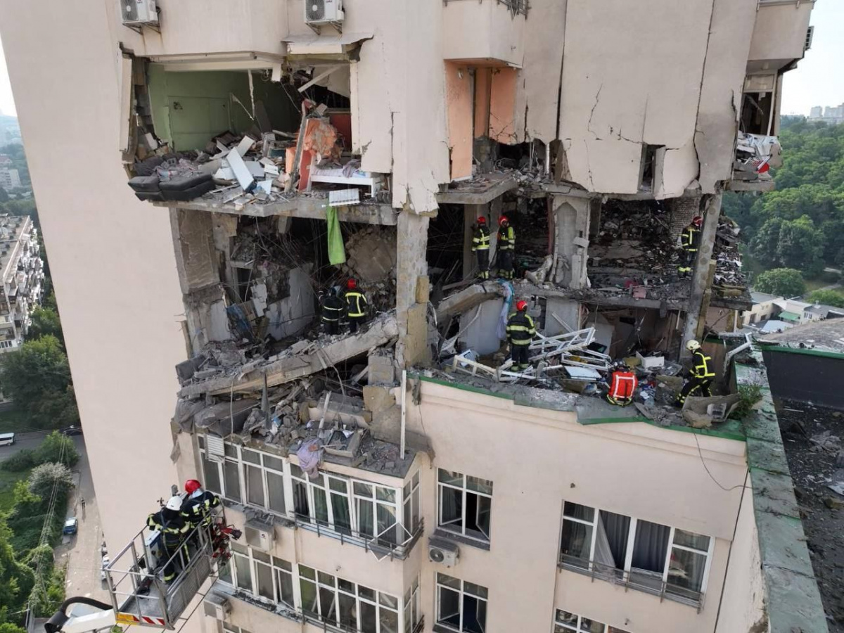 Последствия падения обломков в Киеве. Фото МВД