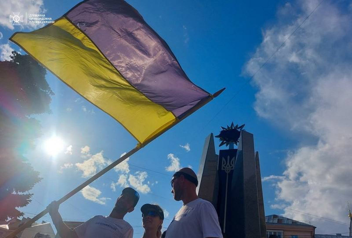 На саммит НАТО спортсмены несут флаг Украины из Бахмута