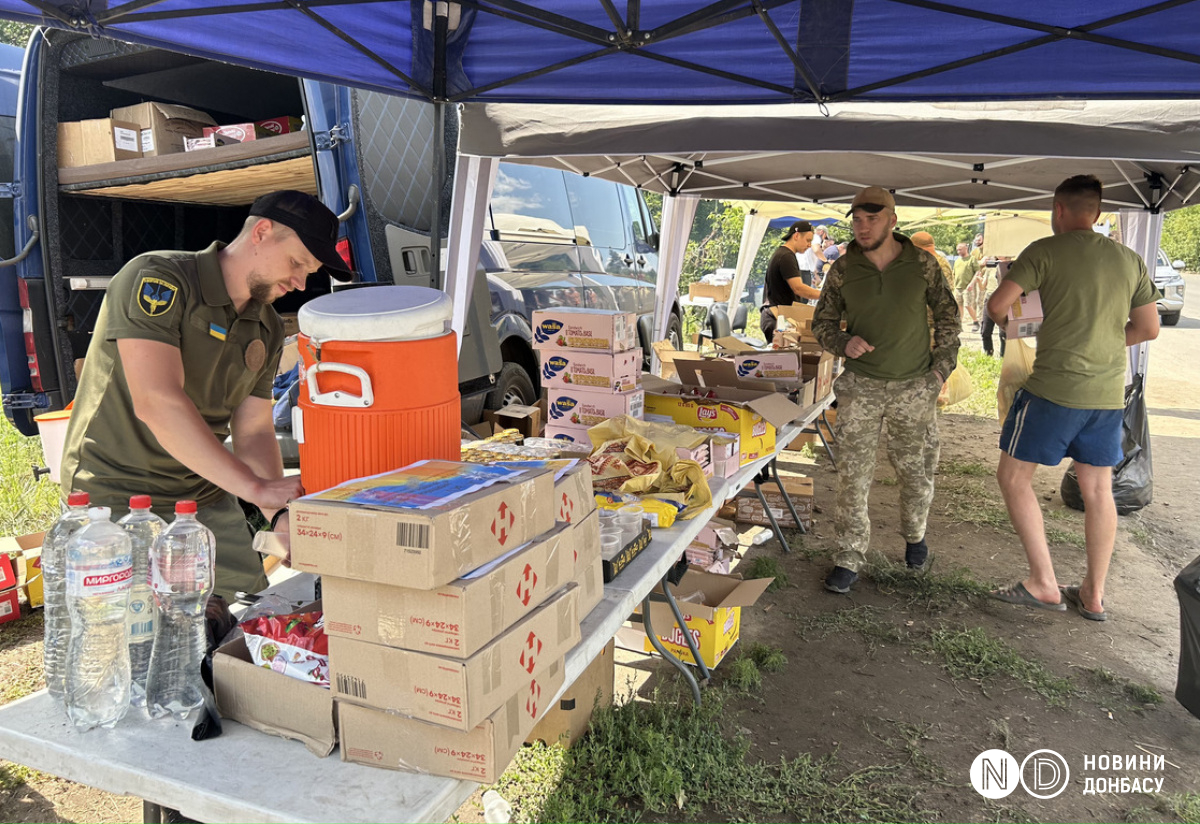 Волонтеры бесплатно кормят военных, которые возвращаются с фронта. Фото: Новости Донбасса