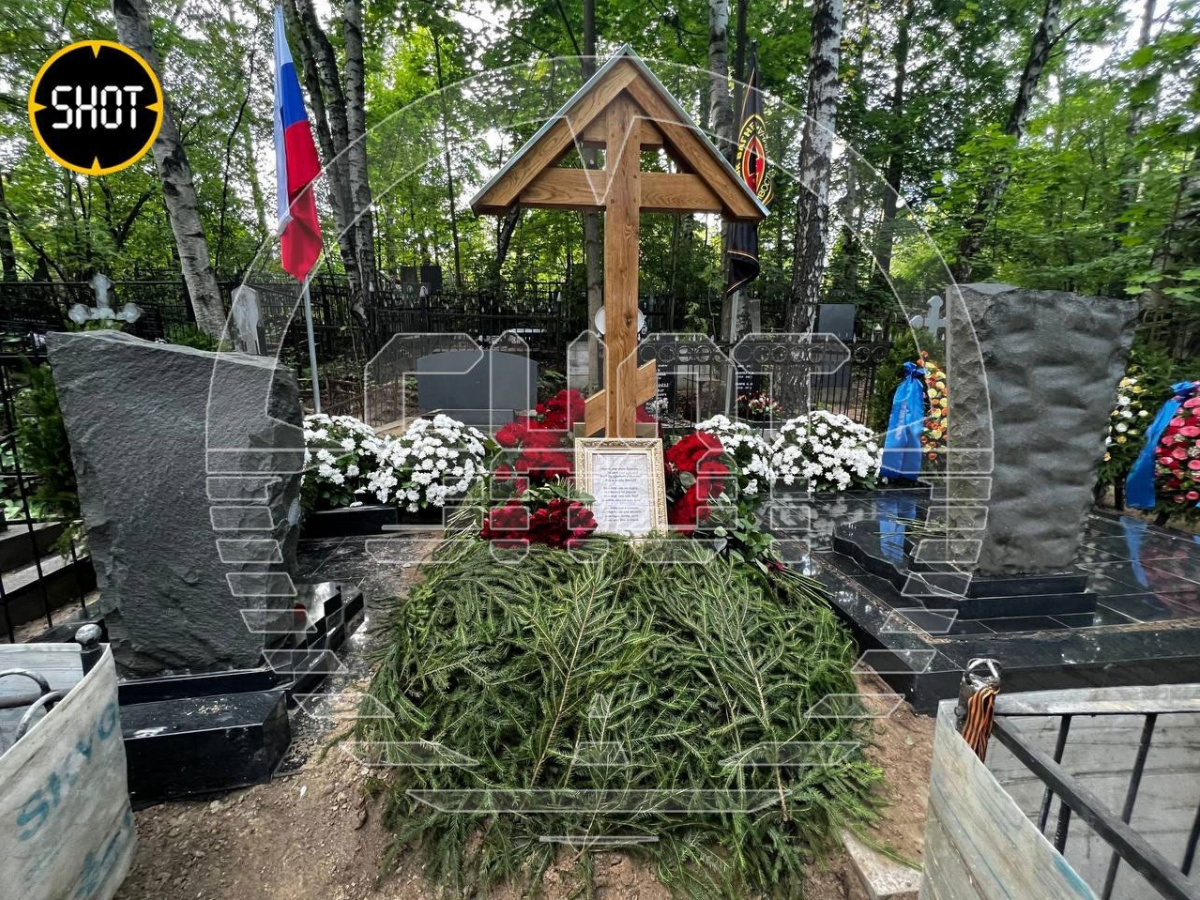 Российские СМИ публикуют фото и видео снятые на могиле Пригожина в Санкт-Петербурге