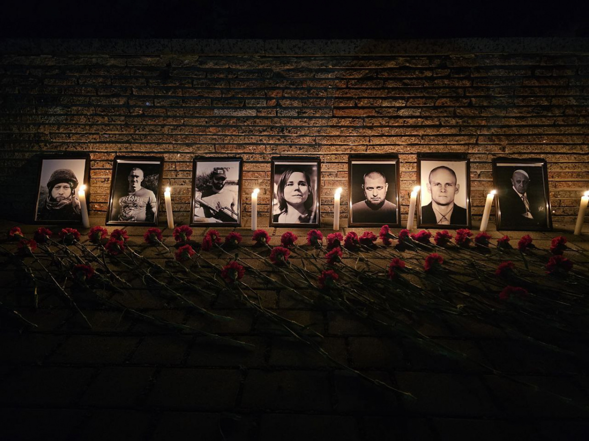 В Донецке на Аллее героев «власти» снесли стихийный мемориал с портретами погибших в авиакатастрофе «вагнеровцев». Фото: Апачев