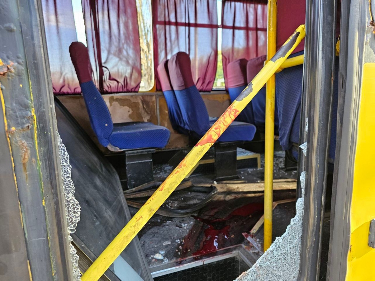 В Херсоне под обстрел россиян попала маршрутка, несколько человек пострадали. Фото: Херсонская ОВА