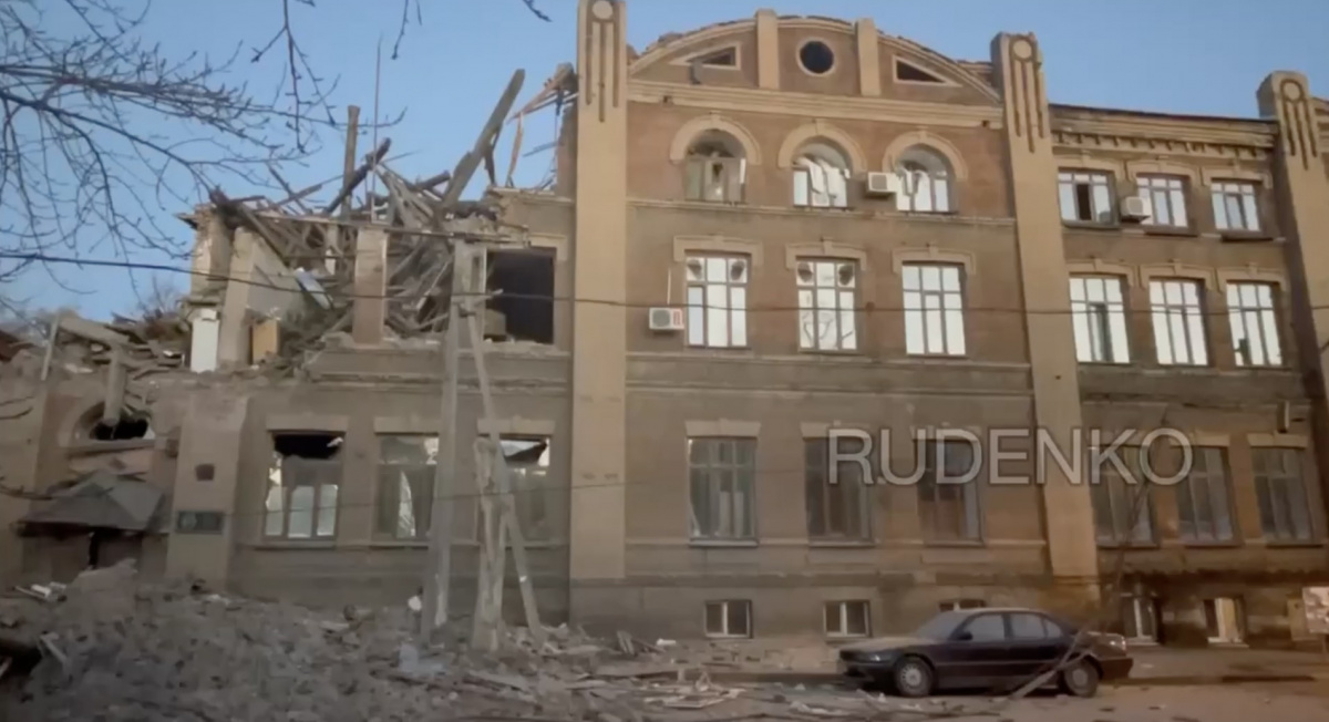 Последствия удара по зданию в Донецке. Кадр из видео