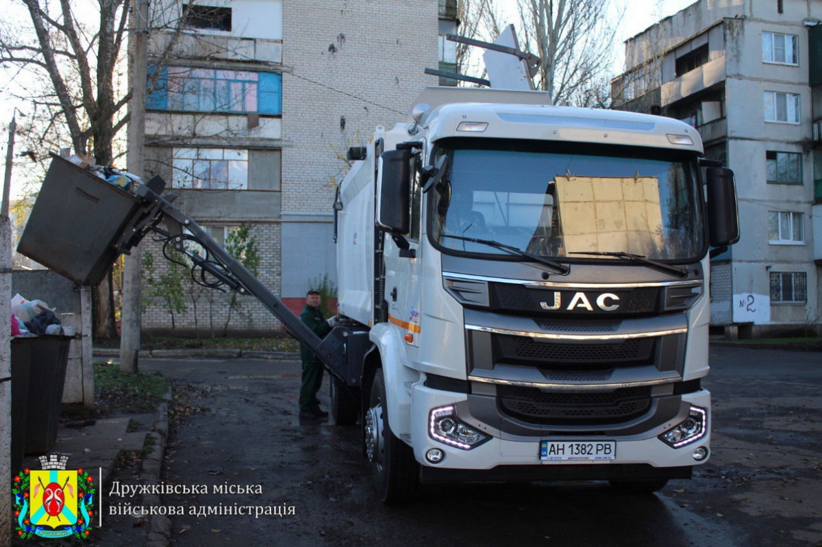 Новые мусоровозы вышли на маршрут в Дружковке Донецкой области. Фото: Дружковская ГВА