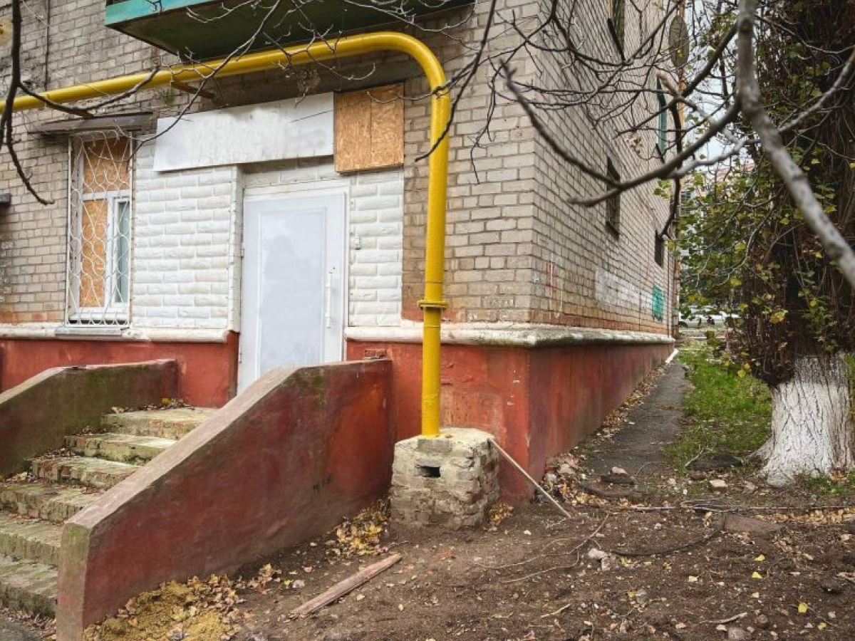 Специалисты восстановили поврежденную обстрелом газовую сеть пятиэтажного дома в Краматорске. Фото: Краматорская ГВА