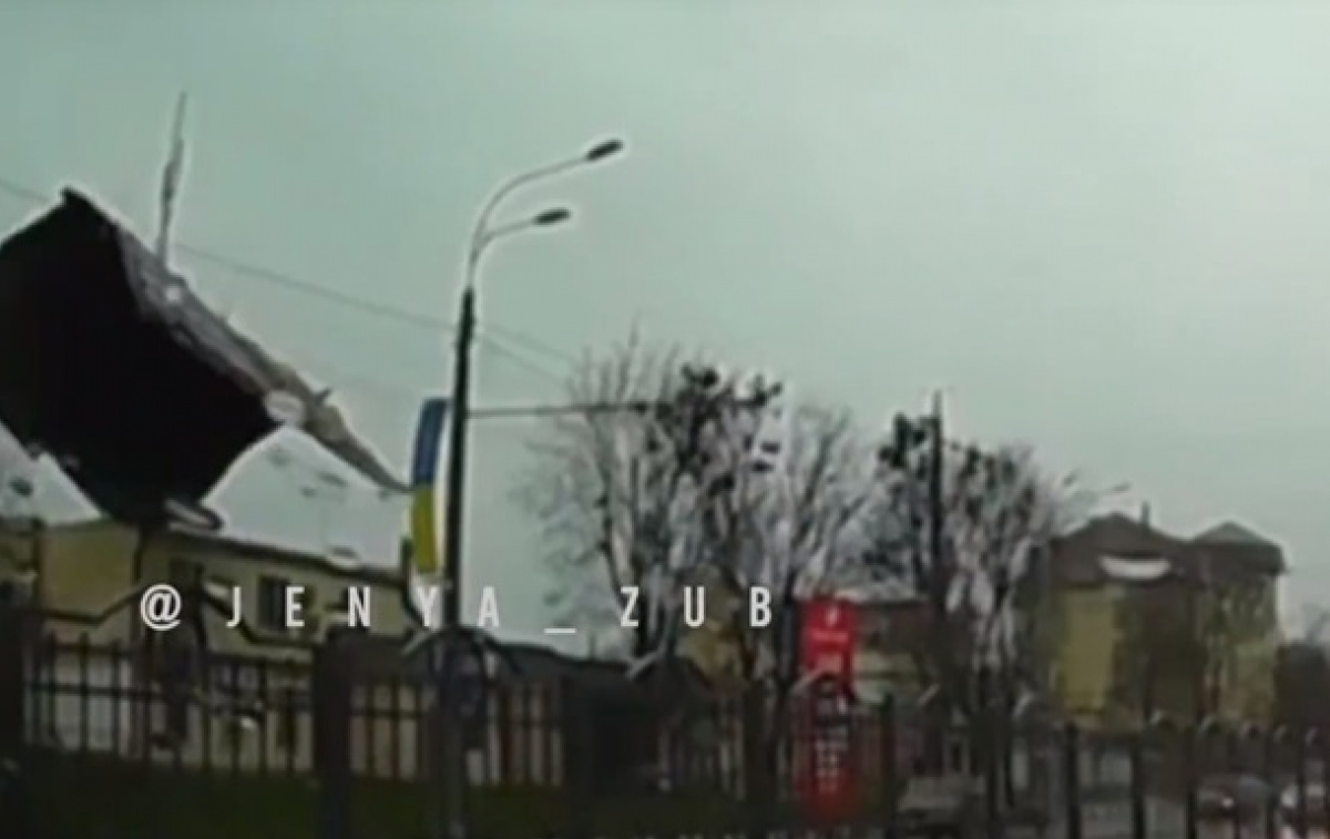 Порыв ветра снёс крышу дома в Харькове. Скриншот: видео Жени Зуб