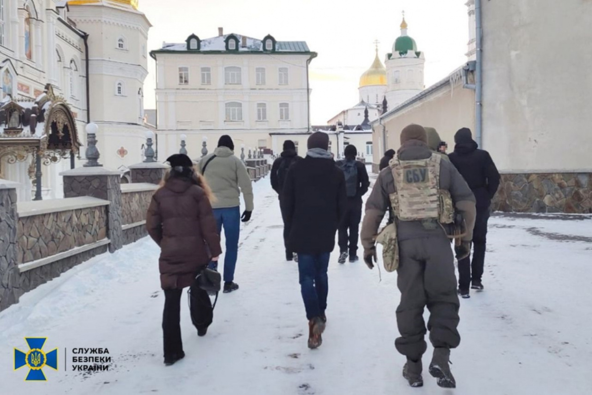 СБУ проводит следственные действия на территории Почаевской Успенской Лавры. Фото: СБУ