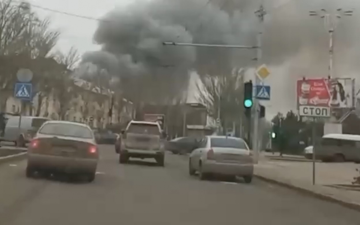 Дым в центре Донецка. Кадр из видео