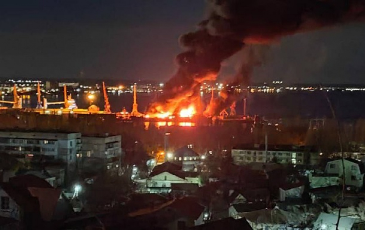 Сильный пожар в порту Феодосии. Фото: соцсети