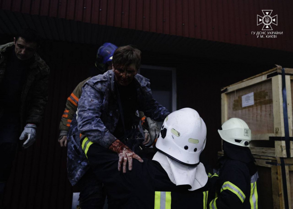 Полицейские и спасатели оказывают помощь пострадавшим во время сегодняшней воздушной атаки оккупантов. Фото: ГСЧС