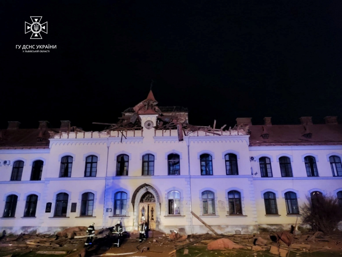 Львовский национальный аграрный университет был ночью атакован БпЛА РФ. Фото: ГСЧС 