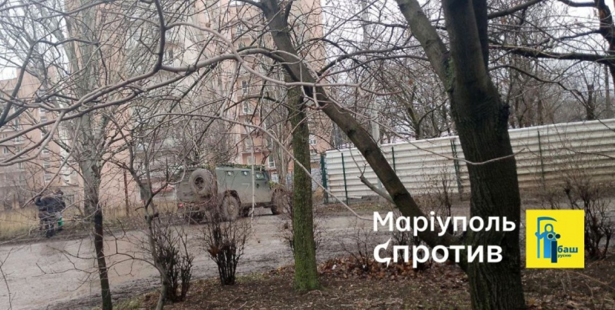 В Мариуполе россияне обустраивают военную базу посреди жилого квартала. Фото: Петр Андрющенко