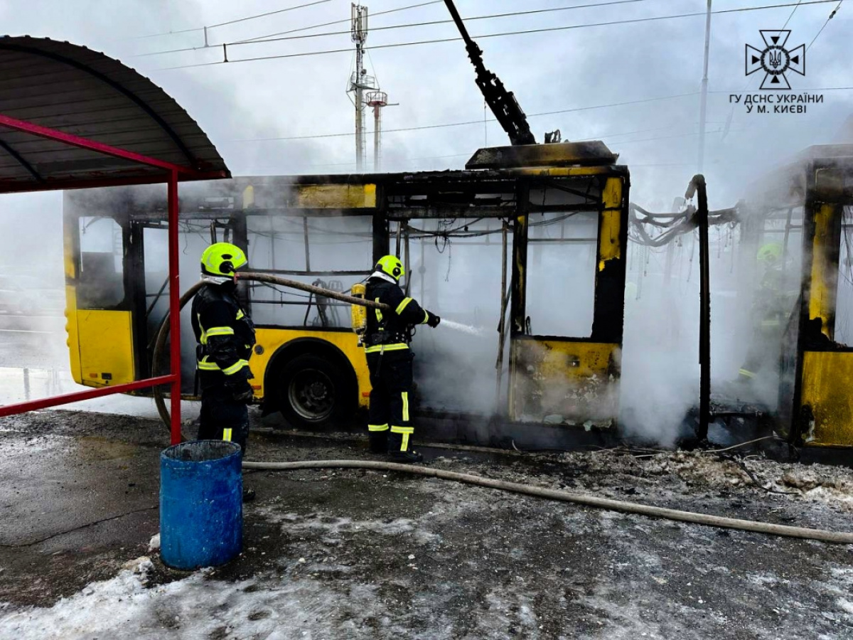 Київ підпал тролейбуса на Троєщині. Фото: ДСНС