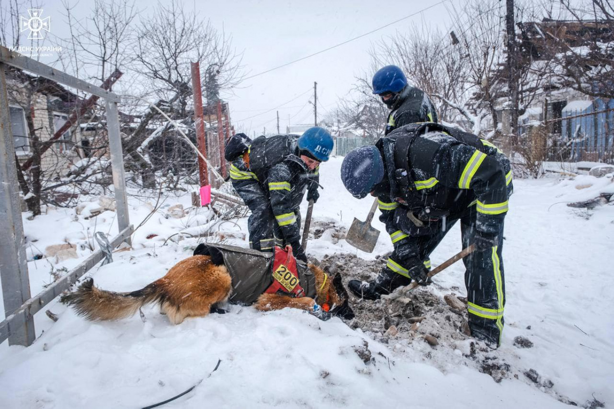 Спасательные работы в Покровске на месте обстрела.
Фото: МВД