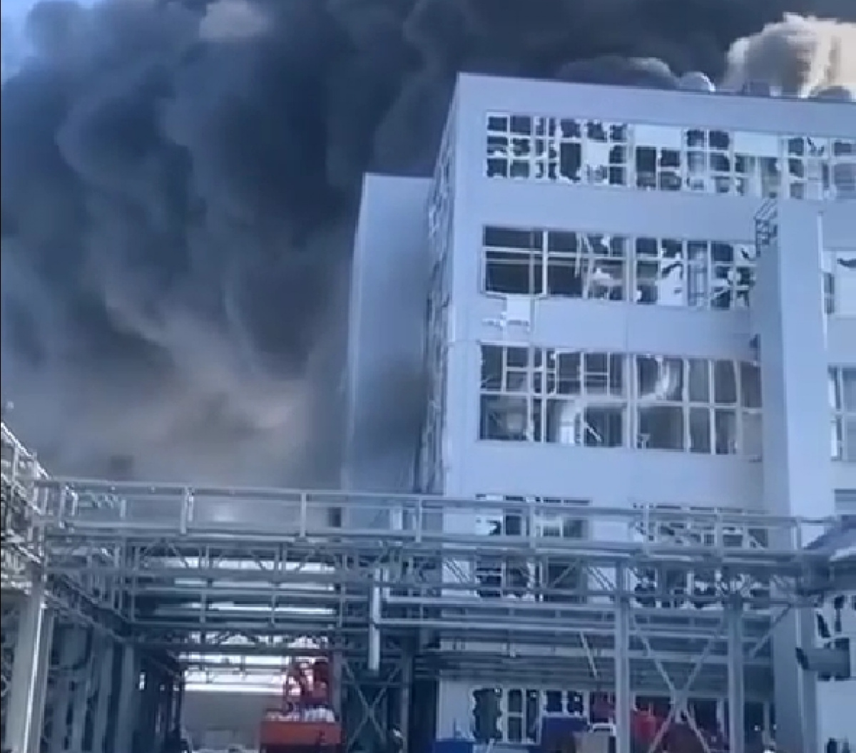 Пожар на заводе в Ростовской области. Фото: кадр из видео
