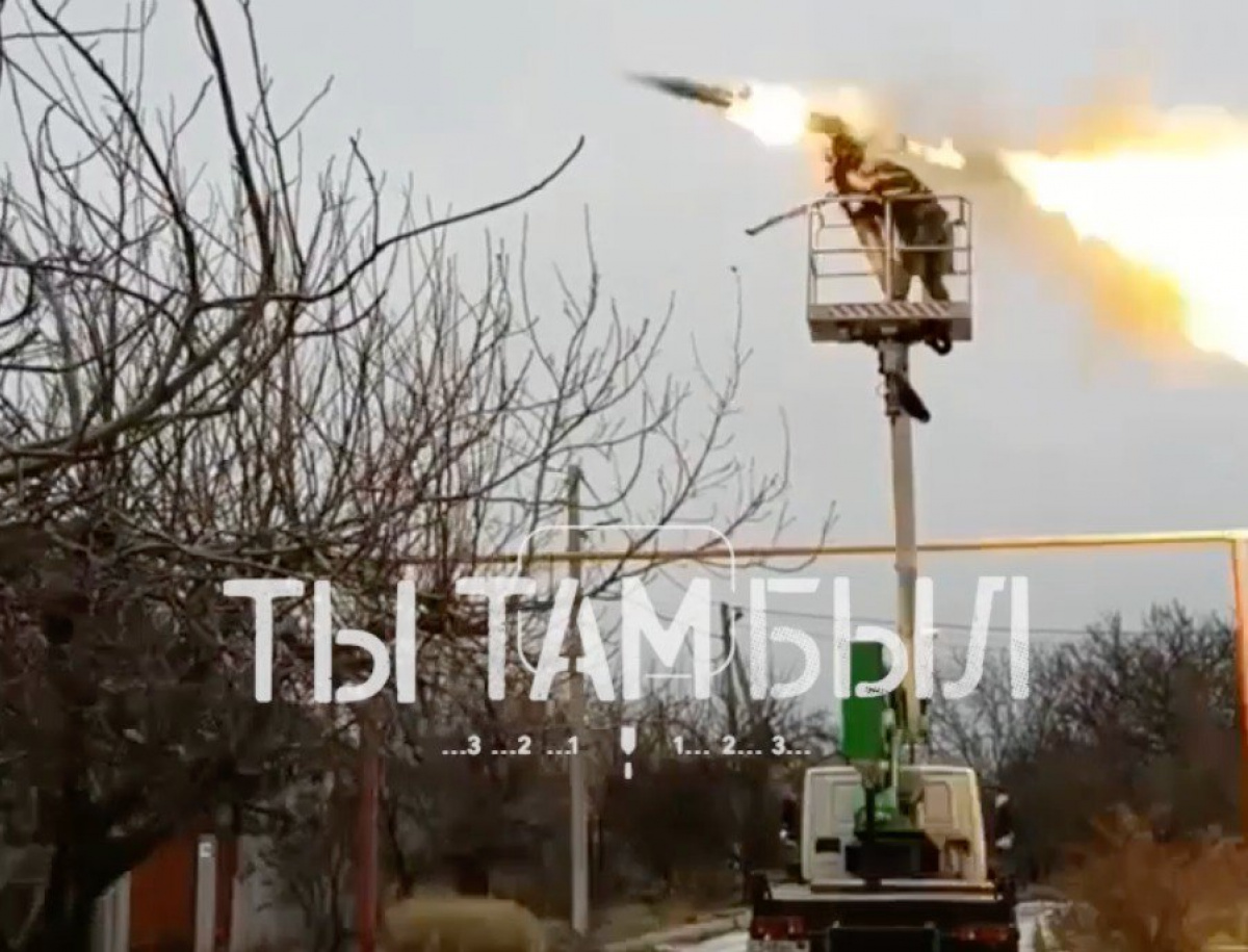 Российские военные вели обстрел с автовышки в жилом квартале на Донбассе. Скриншот видео