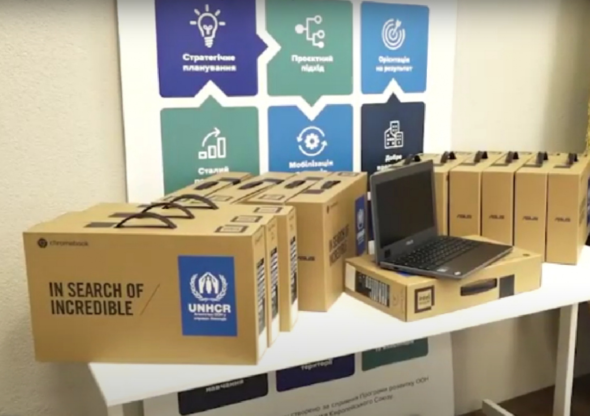 ООН передала дітям із Донецької області ноутбуки. Фото: кадр із відео