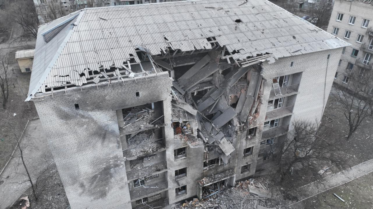 На Донеччині дрон атакував будівлю з рятувальниками. Фото: МВС