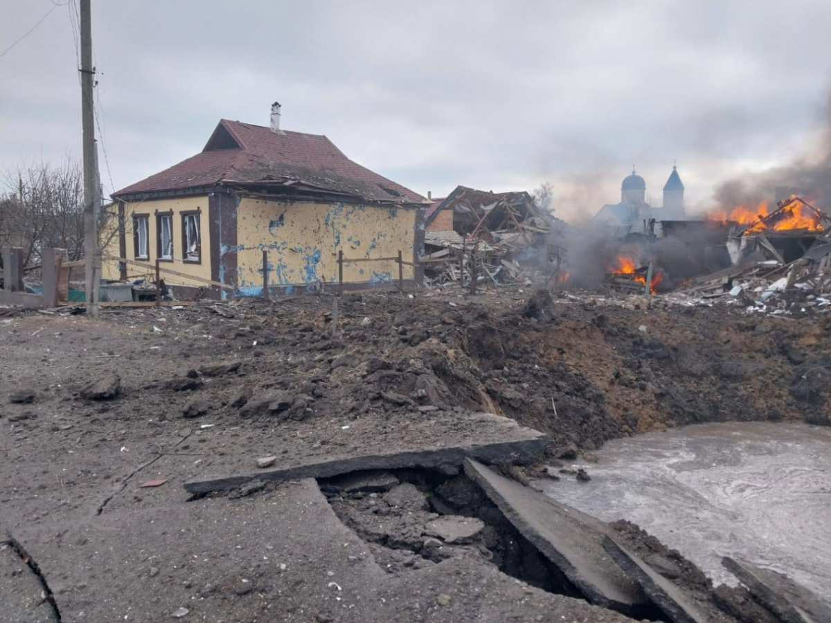 Оккупанты ударили КАБом по жилому дому в поселке Боровая. Фото: Telegram
