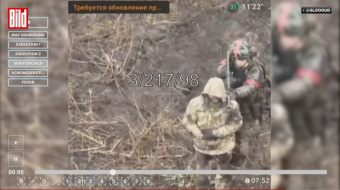 Російський солдат прикривається полоненим українцем як живим щитом. Скріншот відео 