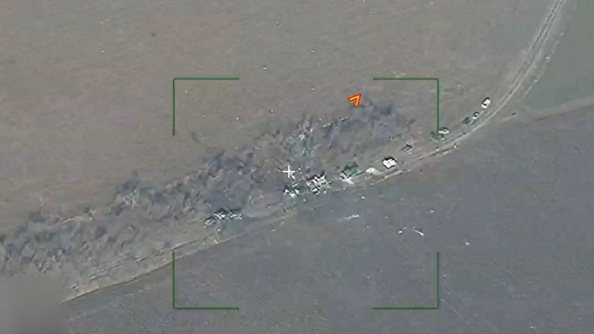 Последствия удара по колонне, в которой были пусковые установки ЗРК. Кадр из видео