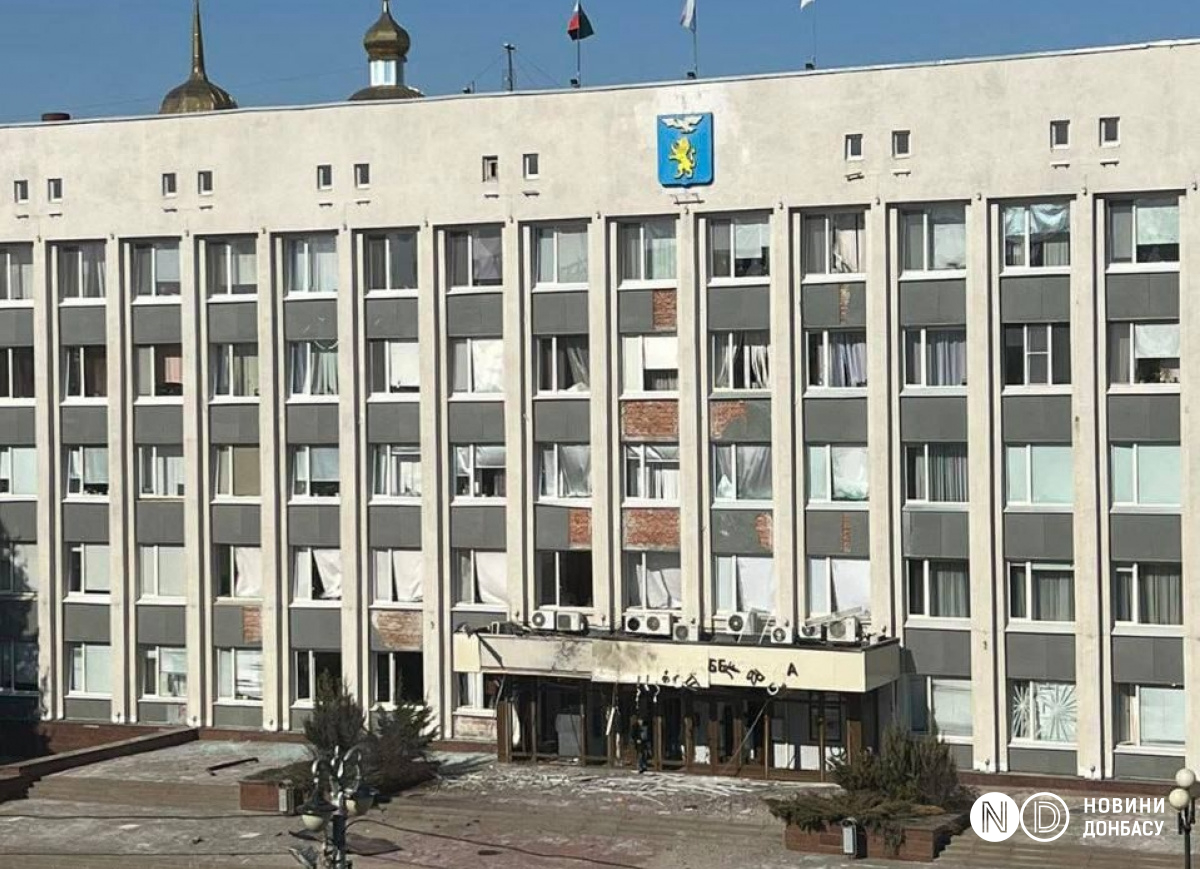 БПЛА вдарив по міськадміністрації Білгорода. Фото: Новини Донбасу