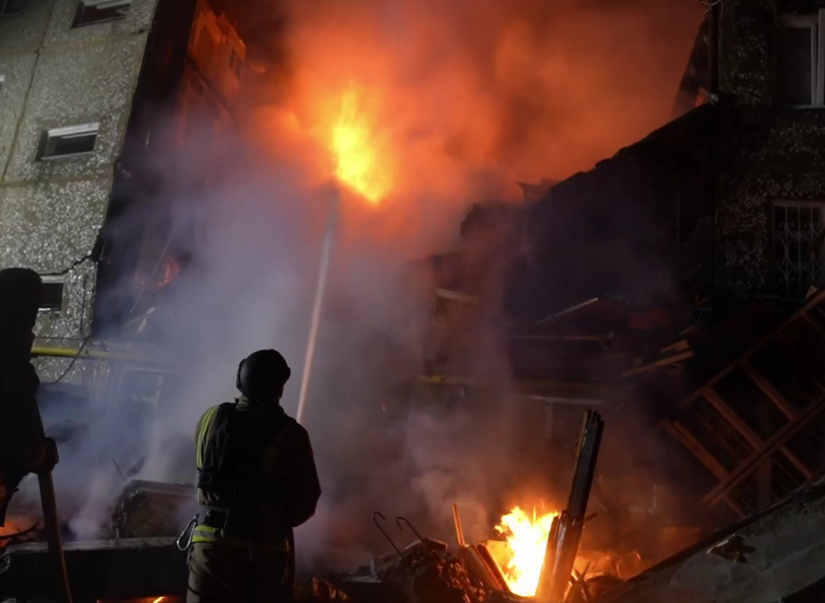 РФ «шахедами» атаковала пятиэтажный дом в Сумах. Фото: кадр из видео