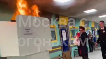 Жінка підпалила будку для голосування. Фото: кадр із відео