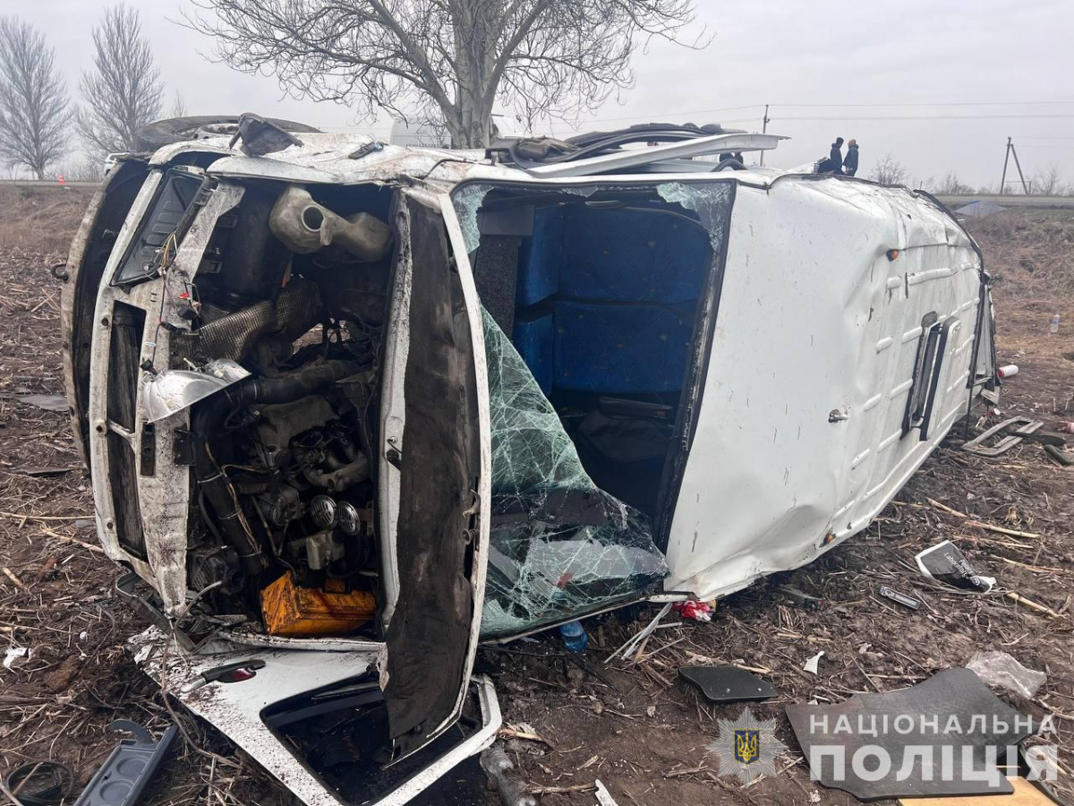 В Днепропетровской области перевернулась маршрутка сообщением Днепр — Славянск. Погибли пять человека, еще 13 ранены. Фото: Нацполиция 