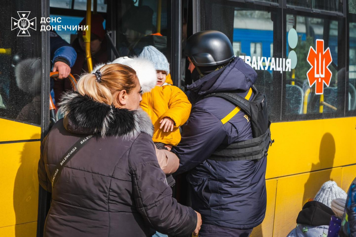 На Донеччині триває примусова евакуація мирного населення. Фото: ДСНС 