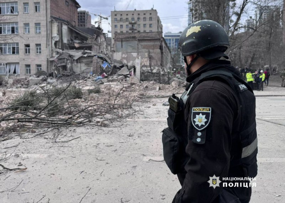 Внаслідок ракетного удару по Києву є постраждалі. Фото: МВС