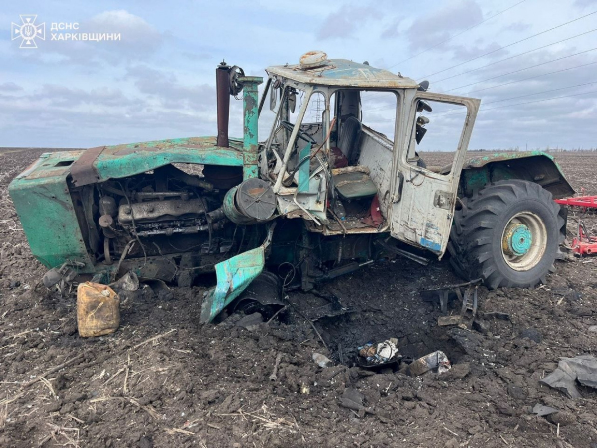 Тракторист наехал на мину в Харьковской области. Фото: ГСЧС