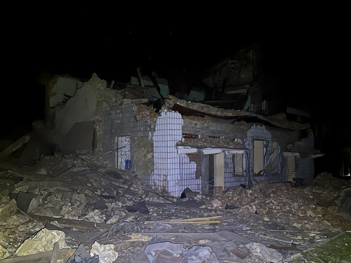 Ночью оккупанты ударили ракетой по зданию ДК в Дружковке. Фото: Донецкая ОВА