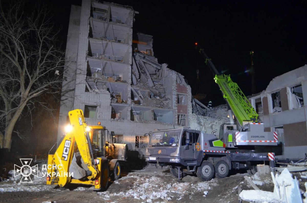 Поиск и спасение в Чернигове: 18 погибших, 77 пострадавших. Фото: ГСЧС