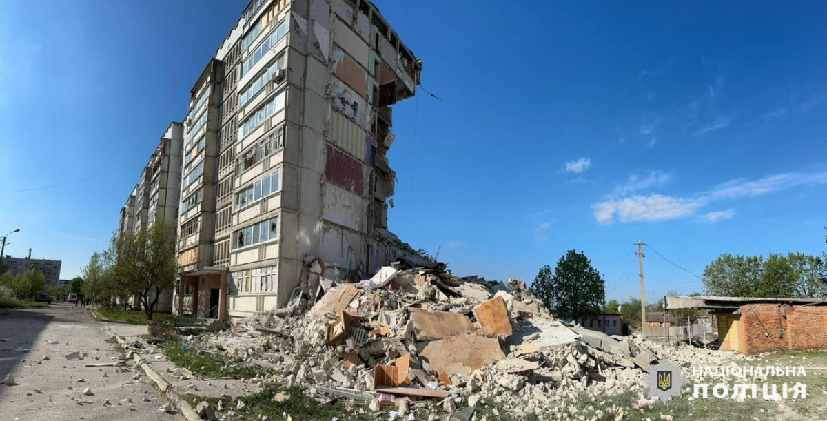 Харьковская область страдает от обстрелов: в Волчанске бомба снесла подъезд 