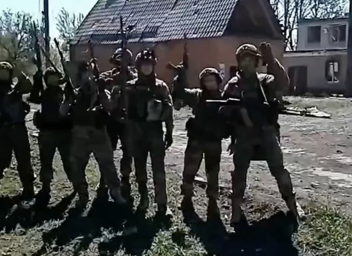 Российские военные в центральной части Очеретино. Кадр из видео