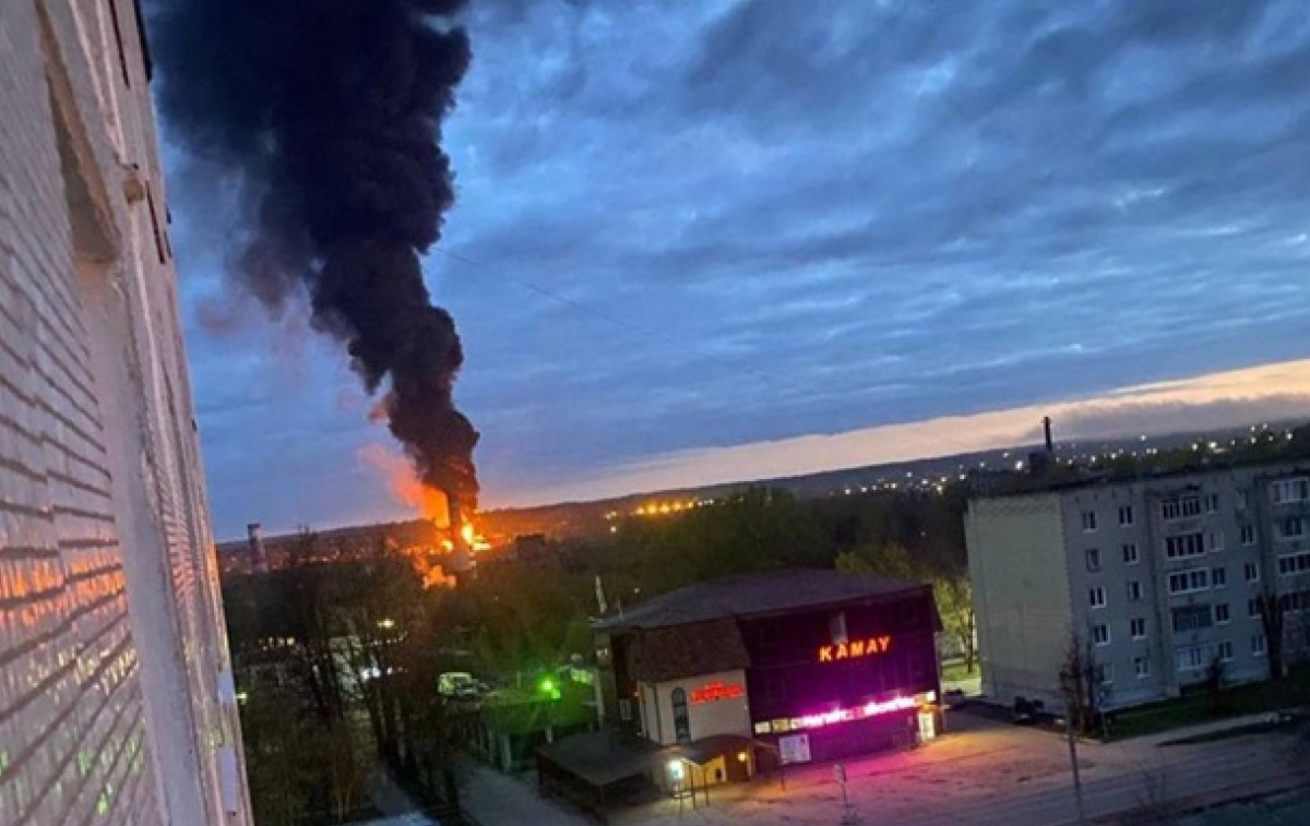 В результате атак беспилотников на нефтебазах в Смоленской области начался пожар. Фото: ASTRA/Telegram 