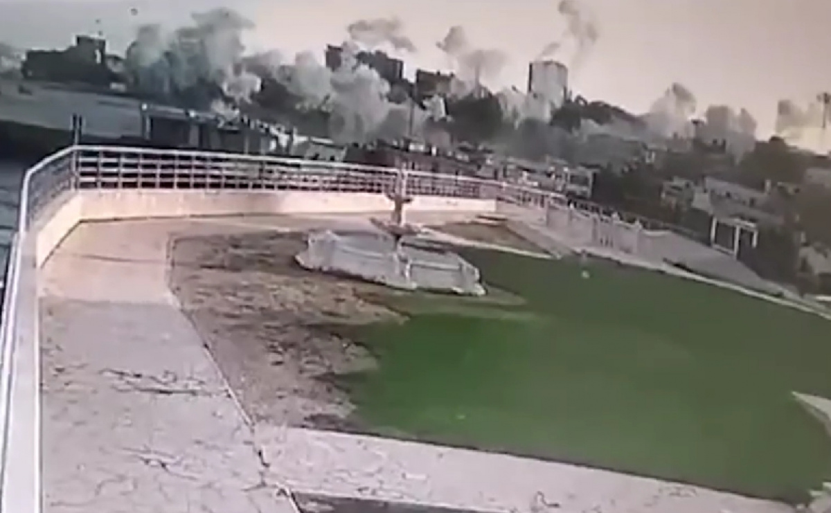 Атака РФ по Одесі: момент удару балістичної ракети. Фото: кадр із відео