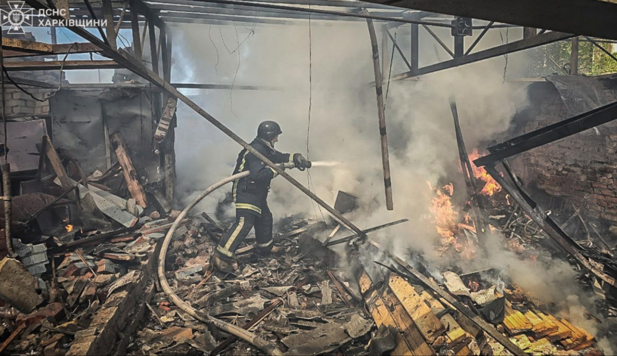 Авиабомба РФ разрушила здания в Харькове. Фото: ГСЧС 