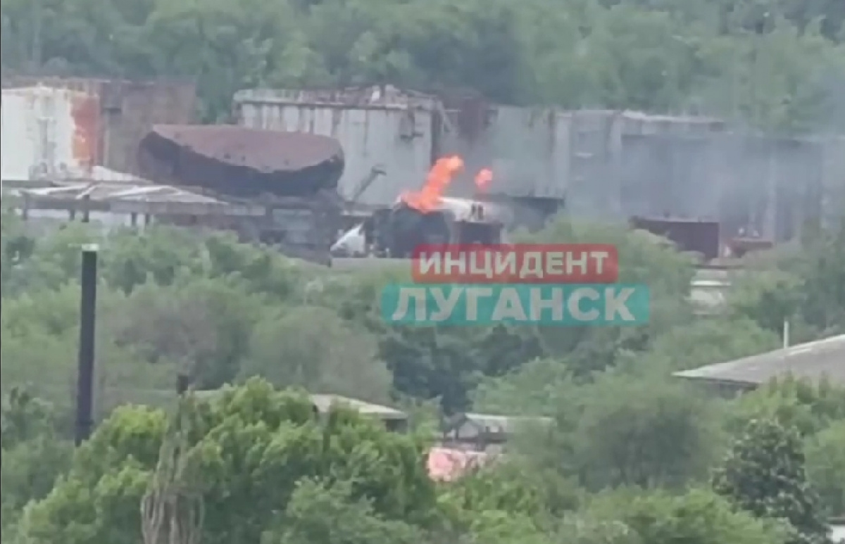 Пожар на нефтебазе в Луганске: прилет ATACMS