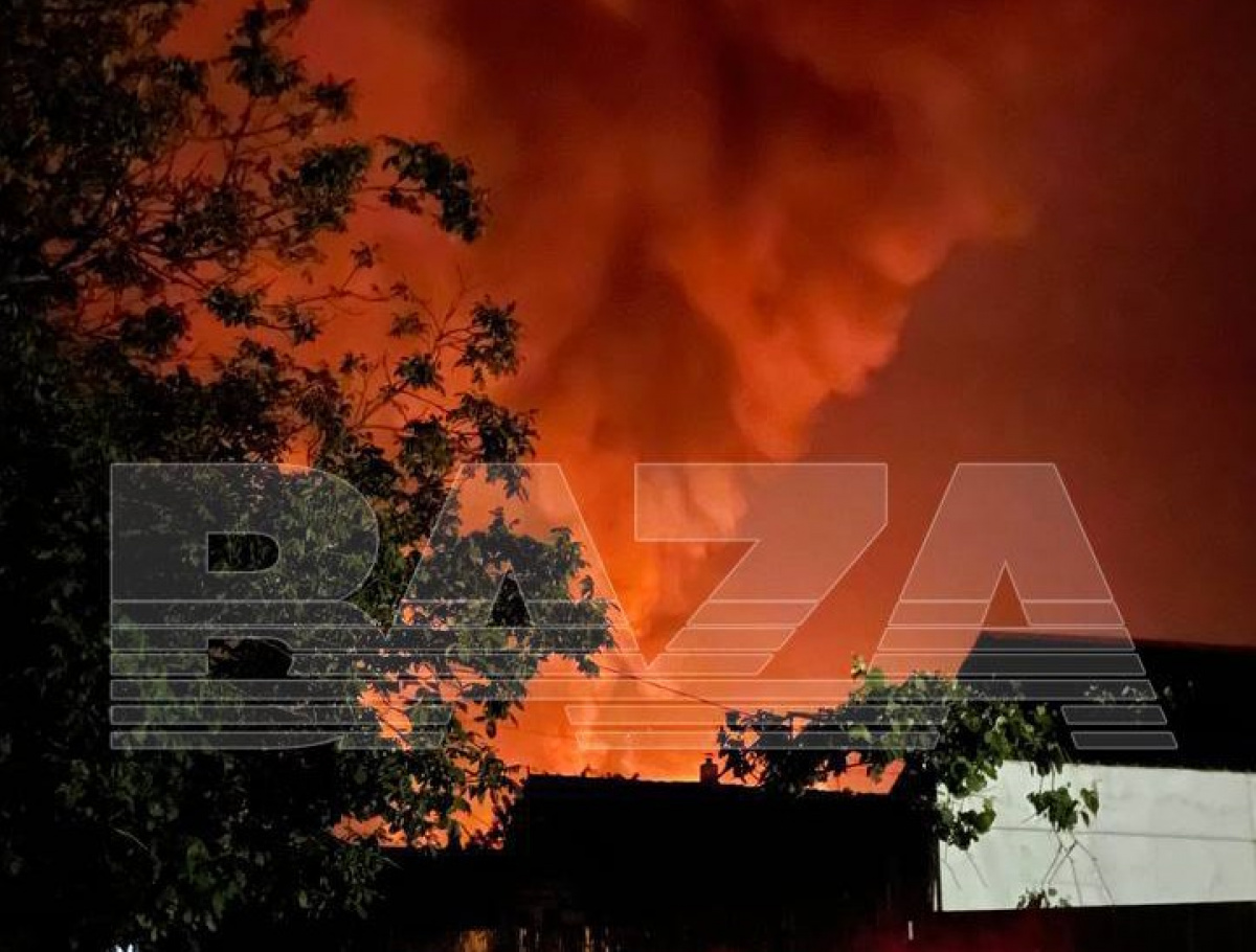 В результате атаки беспилотников на нефтебазе в Краснодарском крае России начался пожар. Фото: Baza