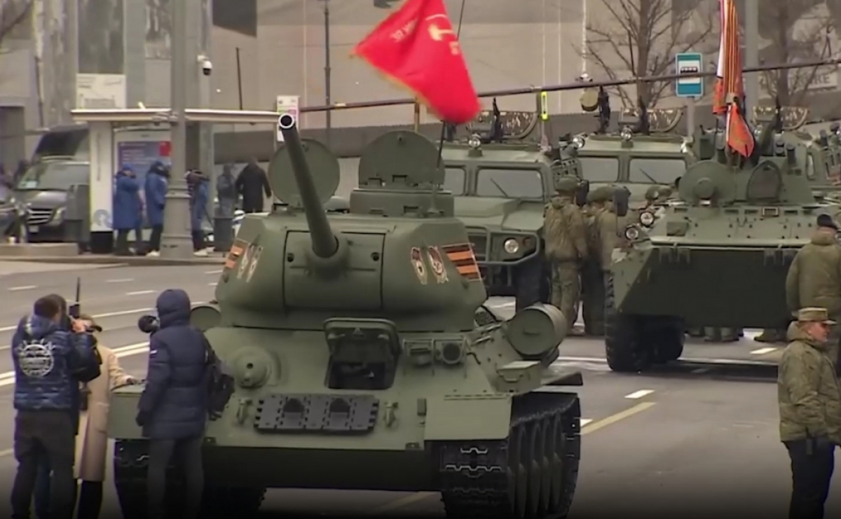 Єдиним танком на параді у Москві виявився старий Т-34. Фото: Telegram